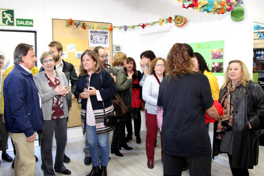 Entrega Local Asociación ADILAS - Imagen del alcalde García de Vinuesa y miembros de la asociación Adilas durante visitando el local.