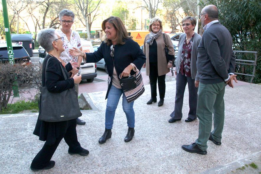 Entrega Local Asociación ADILAS - Imagen de miembros de la asociación Adilas en el exterior esperando la llegada del alcalde García de Vinuesa.