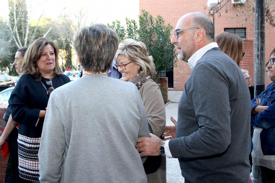 Entrega Local Asociación ADILAS - Imagen de miembros de la asociación Adilas charlando en el exterior.
