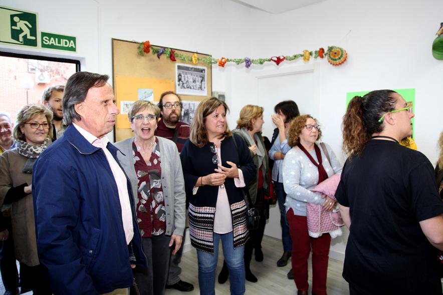 Entrega Local Asociación ADILAS - Imagen del alcalde García de Vinuesa y miembros de la asociación Adilas durante visitando el local.