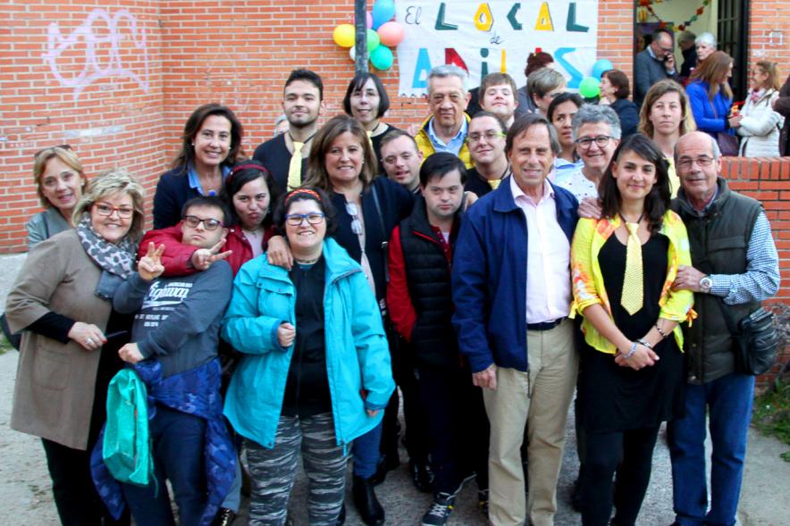 Entrega Local Asociación ADILAS - Imagen del alcalde García de Vinuesa y miembros de la asociación Adilas posando juntos en el exterior del local de la asociación.