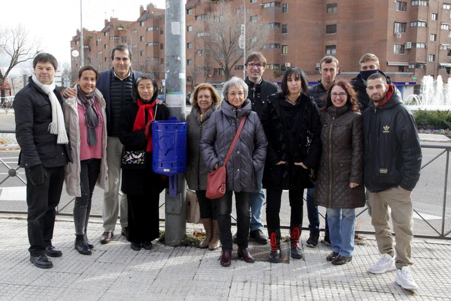 Presentación Papeleras Colectivo ADOS - Imagen grupal de  los asistentes.