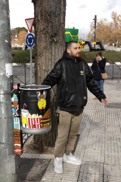 Presentación Papeleras Colectivo ADOS - El diseñador con su papelera.
