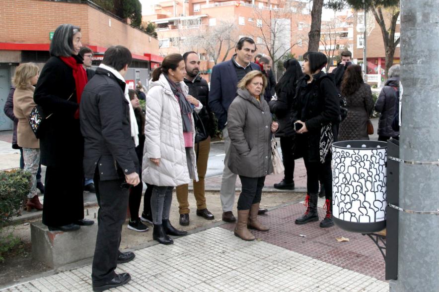 Presentación Papeleras Colectivo ADOS - El público, los diseñadores y el concejal.
