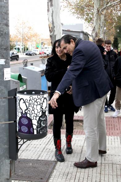 Presentación Papeleras Colectivo ADOS - El concejal observa  una papelera.