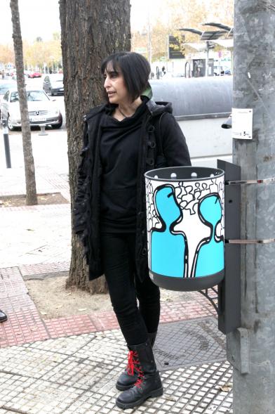 Presentación Papeleras Colectivo ADOS -  La diseñadora explica su obra.