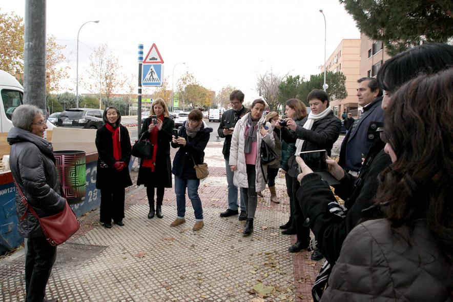 Presentación Papeleras Colectivo ADOS -   Los diseñadores con las autoridades y la obra.