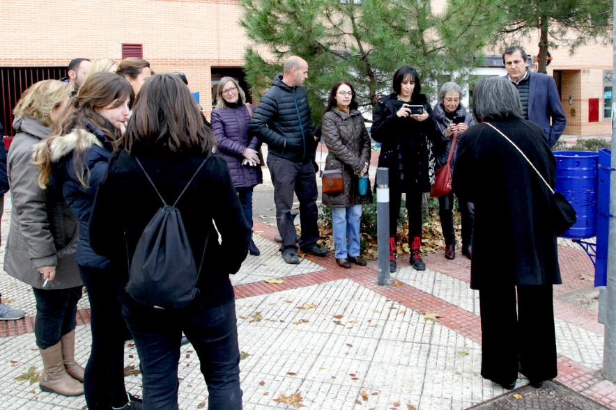 Presentación Papeleras Colectivo ADOS - La diseñadora explica su obra.