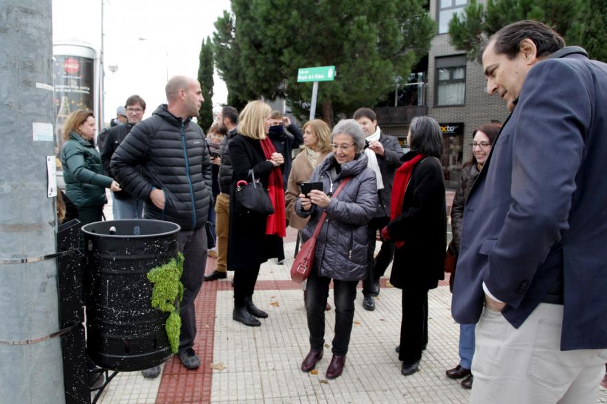 Presentación Papeleras Colectivo ADOS - Primer plano del concejal.