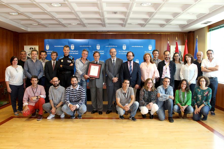 Entrega Certificación AENOR al Ayuntamiento - Imagen del posado del departamento de informática del ayuntamiento de Alcobendas después de haber recibido la certificación AENOR. 