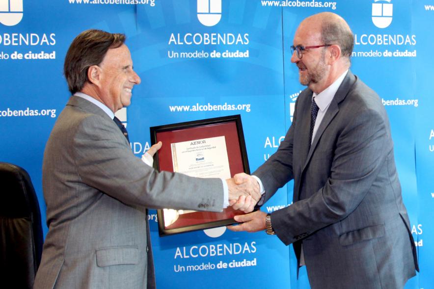 Entrega Certificación AENOR al Ayuntamiento - Imagen del alcalde García de Vinuesa en representación del ayuntamiento de Alcobendas, recibiendo la certificación AENOR.
