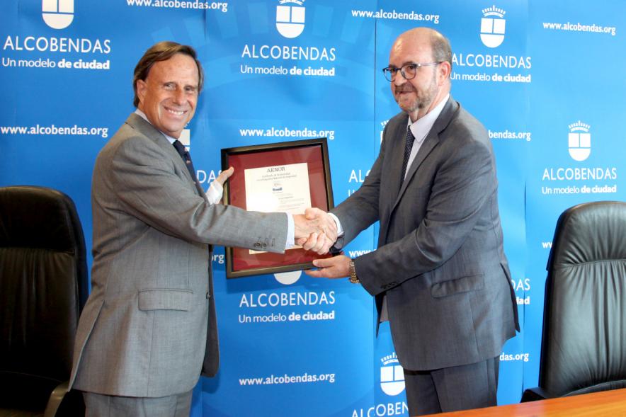 Entrega Certificación AENOR al Ayuntamiento - Imagen del alcalde García de Vinuesa en representación del ayuntamiento de Alcobendas, recibiendo la certificación AENOR.