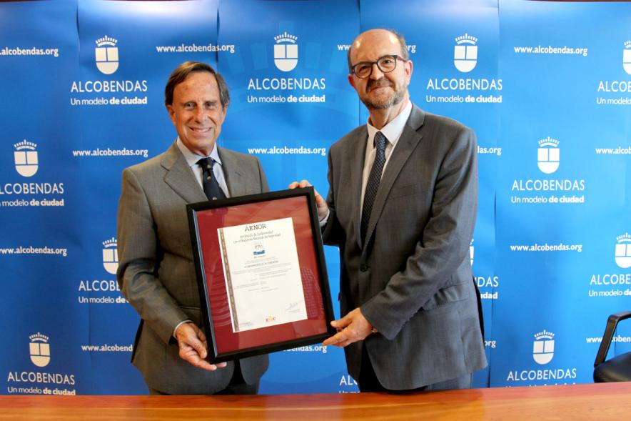 Entrega Certificación AENOR al Ayuntamiento - Imagen del alcalde García de Vinuesa en representación del ayuntamiento de Alcobendas, recibiendo la certificación AENOR.