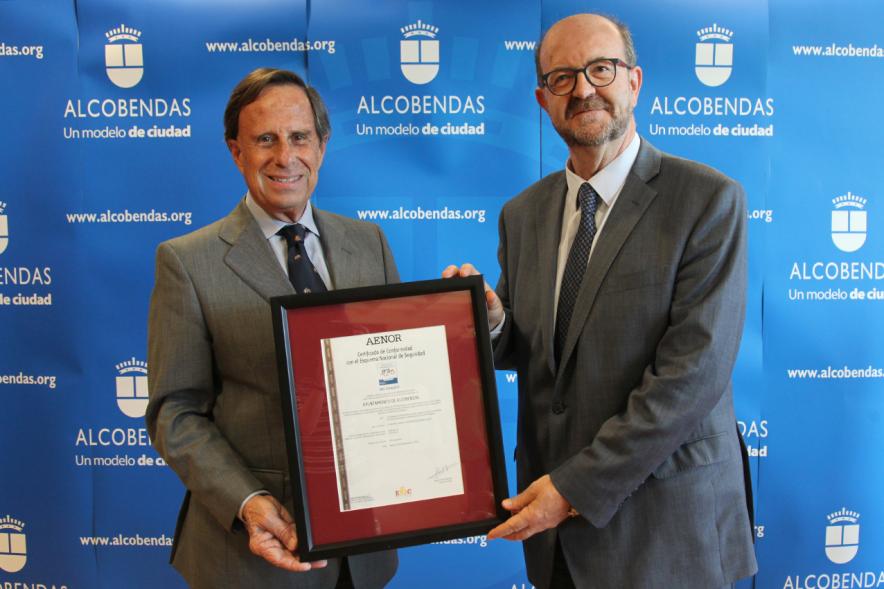 Entrega Certificación AENOR al Ayuntamiento - Imagen del alcalde García de Vinuesa en representación del ayuntamiento de Alcobendas, recibiendo la certificación AENOR.