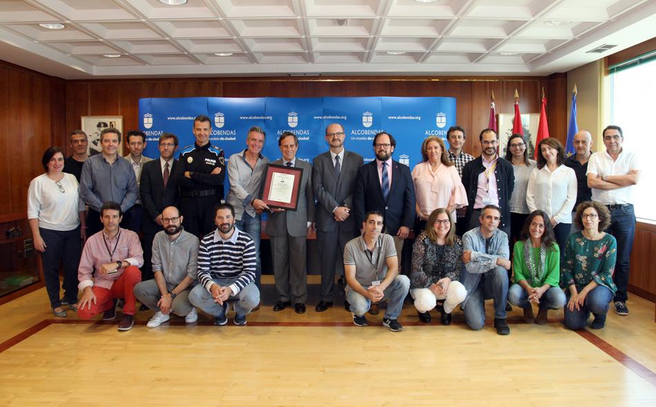Entrega Certificación AENOR al Ayuntamiento - Imagen del posado del departamento de informática del ayuntamiento de Alcobendas después de haber recibido la certificación AENOR. 