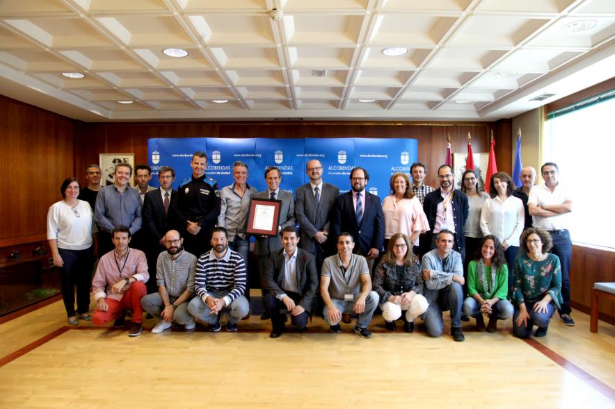 Entrega Certificación AENOR al Ayuntamiento - Imagen del posado del departamento de informática del ayuntamiento de Alcobendas después de haber recibido la certificación AENOR. 