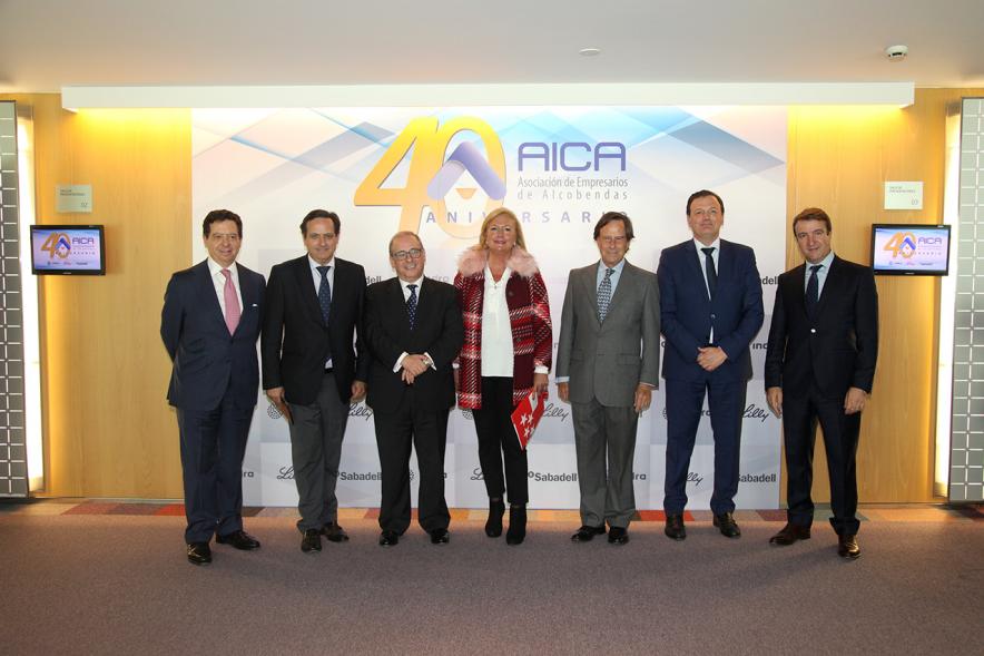 40º Aniversario de AICA - El alcalde García de Vinuesa junto con miembros de la AICA.