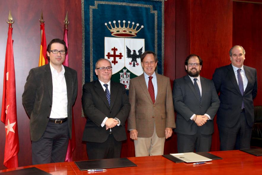 Firmantes posan tras la firma