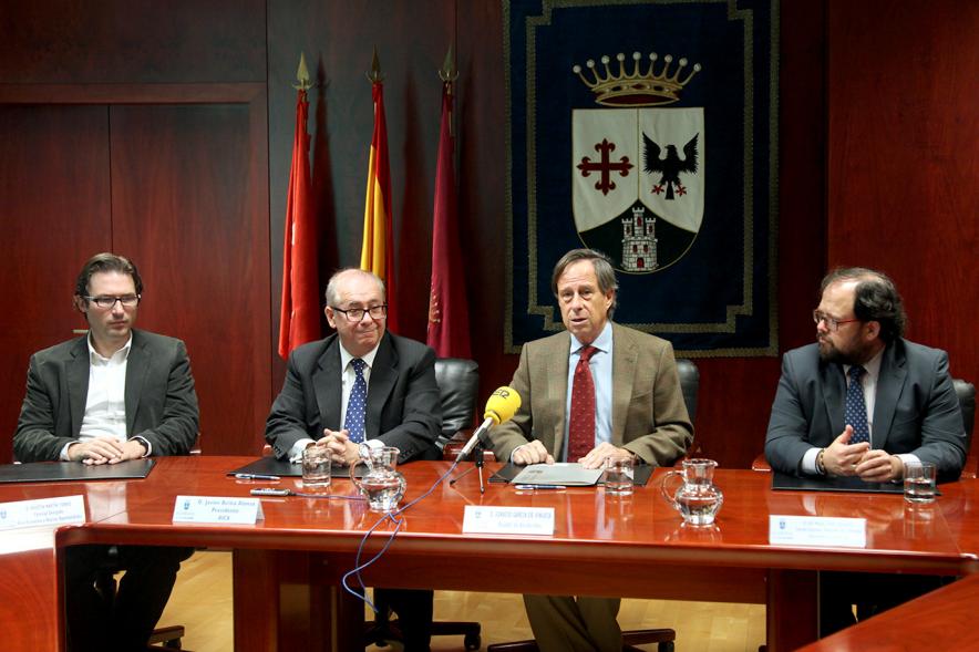 Firmantes charlan durante el encuentro