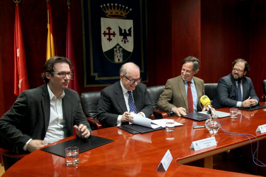 Representantes de cada una de las partes en la firma del acuerdo