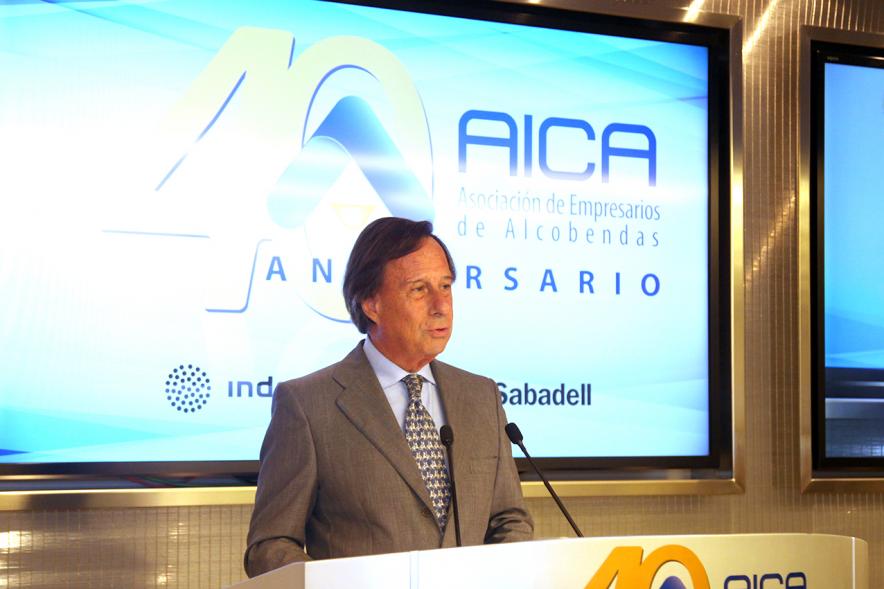 40º Aniversario de AICA - El alcalde García de Vinuesa dando un discurso. 