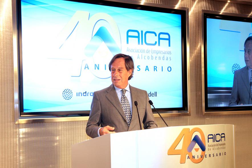 40º Aniversario de AICA - El alcalde García de Vinuesa dando un discurso. 