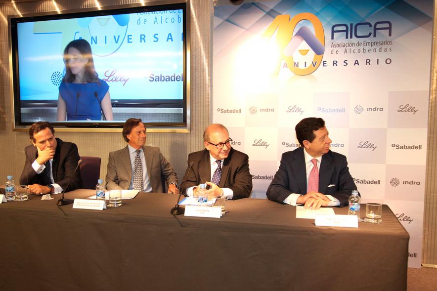 40º Aniversario de AICA - El alcalde García de Vinuesa y otras personas en la mesa de los ponentes.