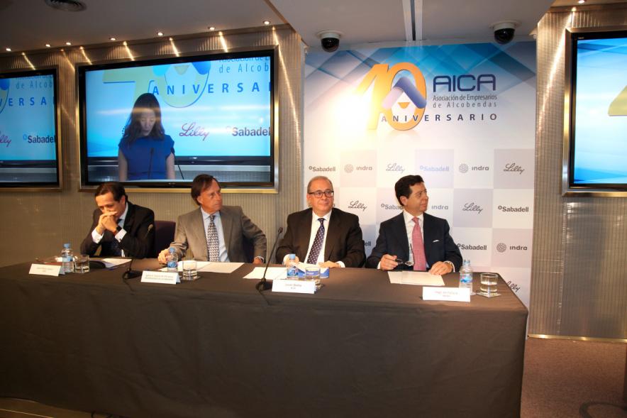 40º Aniversario de AICA - El alcalde García de Vinuesa y otras personas en la mesa de los ponentes.