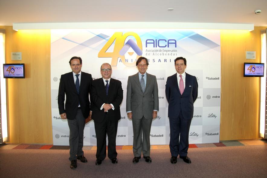 40º Aniversario de AICA - El alcalde García de Vinuesa junto con miembros de la AICA.