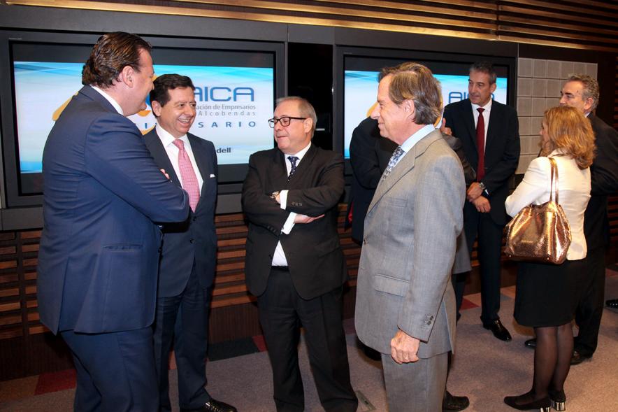 40º Aniversario de AICA - El alcalde García de Vinuesa saludando.