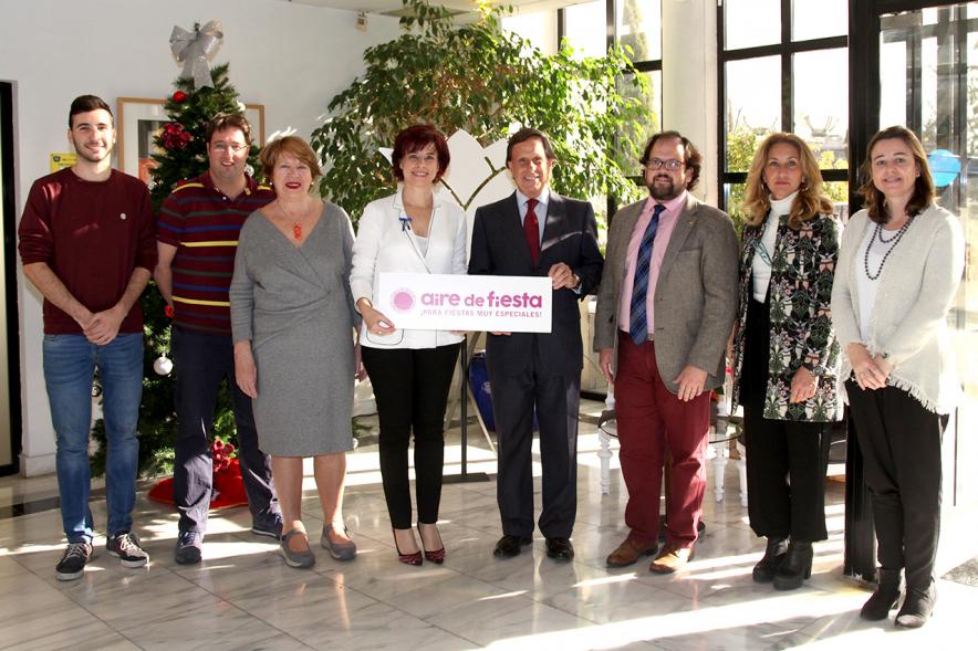 Visita a la Empresa Aire de Fiesta - Imagen del alcalde García de Vinuesa y otras personas siendo recibidas en las instalaciones.