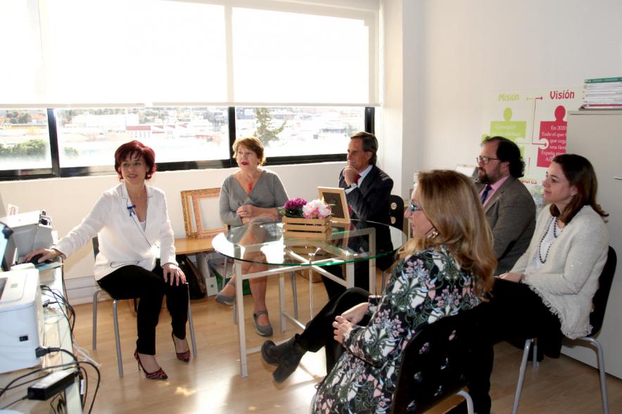 Visita a la Empresa Aire de Fiesta - Imagen del alcalde García de Vinuesa y otras personas en un despacho. 