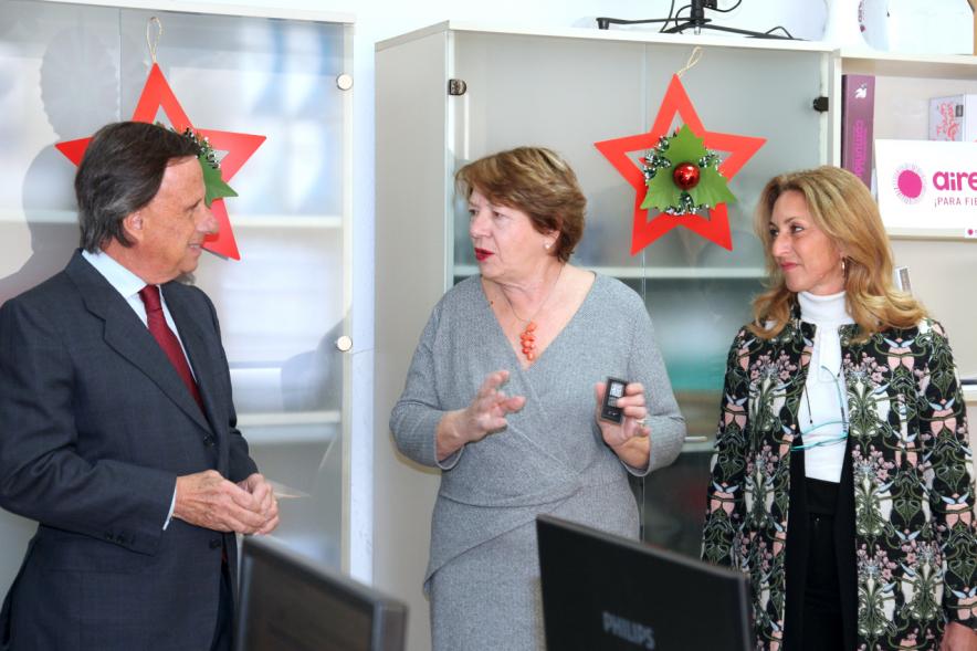 Visita a la Empresa Aire de Fiesta - Imagen del alcalde García de Vinuesa y otras personas mientras una  explica algo.