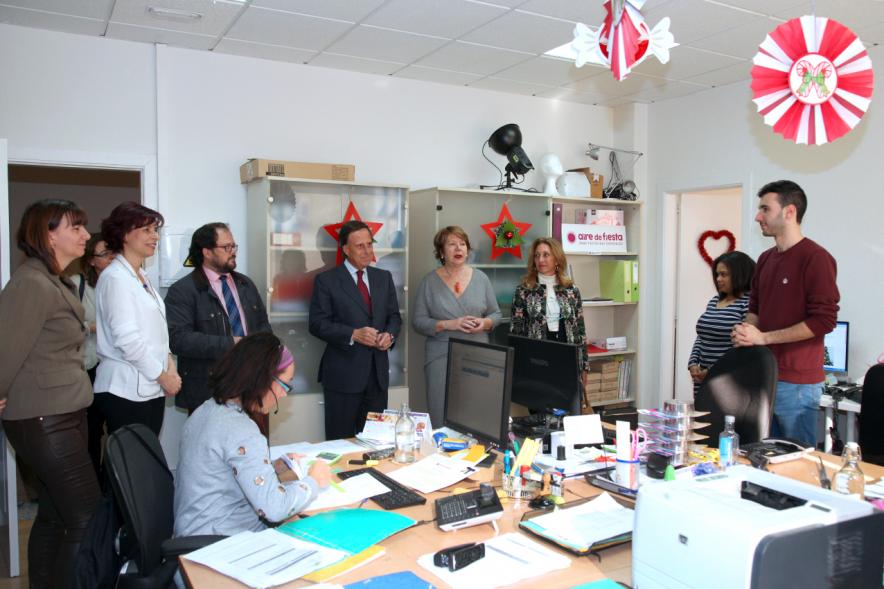 Visita a la Empresa Aire de Fiesta - Imagen del alcalde García de Vinuesa y otras personas visitando las instalaciones.