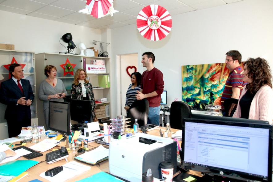 Visita a la Empresa Aire de Fiesta - Imagen del alcalde García de Vinuesa y otras personas visitando las instalaciones.