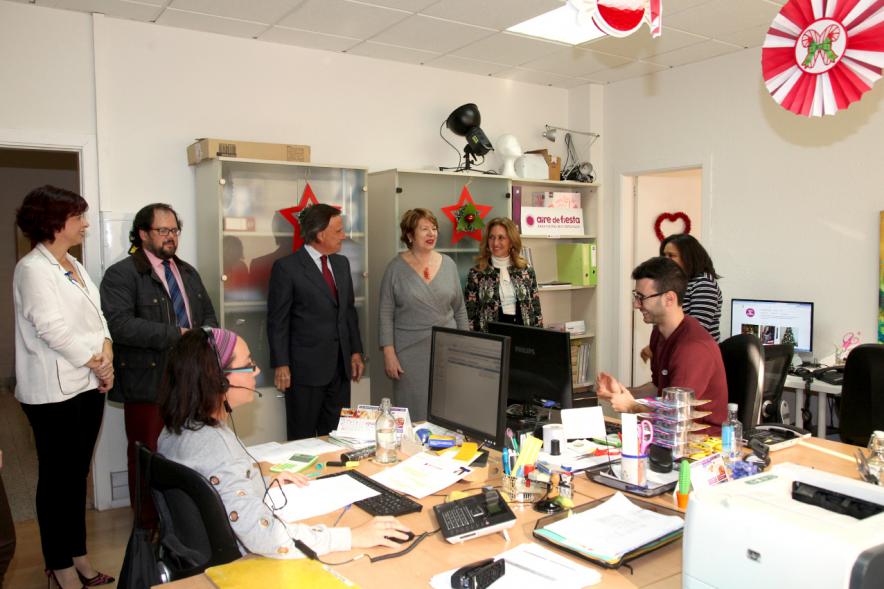 Visita a la Empresa Aire de Fiesta - Imagen del alcalde García de Vinuesa y otras personas visitando las instalaciones.