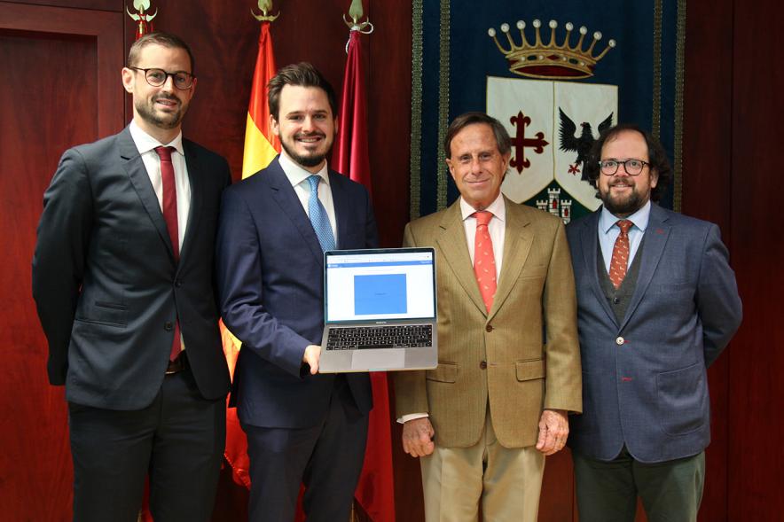 Rueda de Prensa de la Presentación Alcobendas Encuentra - Imagen de los creadores de la plataforma entregándola a las autoridades asistentes a la presentación. 