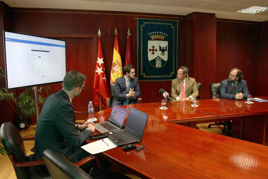 Rueda de Prensa de la Presentación Alcobendas Encuentra - Imagen de los creadores de la plataforma explicando su funcionamiento a las autoridades asistentes a la presentación. 