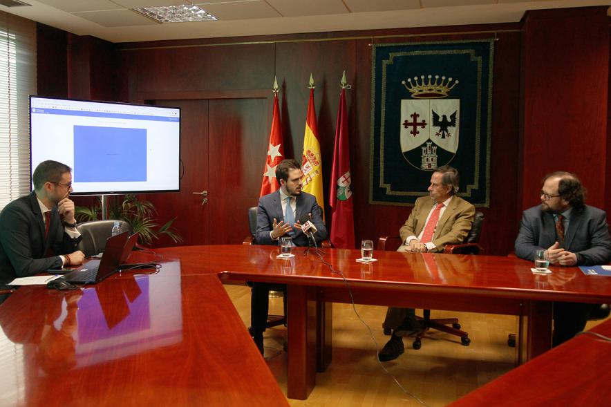 Rueda de Prensa de la Presentación Alcobendas Encuentra - Imagen de los creadores de la plataforma explicando su funcionamiento a las autoridades asistentes a la presentación. 
