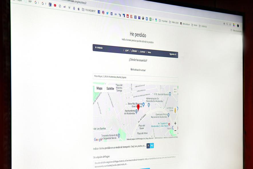 Rueda de Prensa de la Presentación Alcobendas Encuentra - Imagen en una pantalla gigante de como funciona la plataforma Foundspot,servicio de oficina de objetos perdidos.