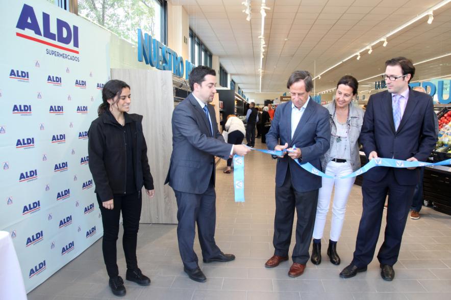Inauguración Supermercados ALDI - El alcalde García de Vinuesa cortando cinta de inauguración.
