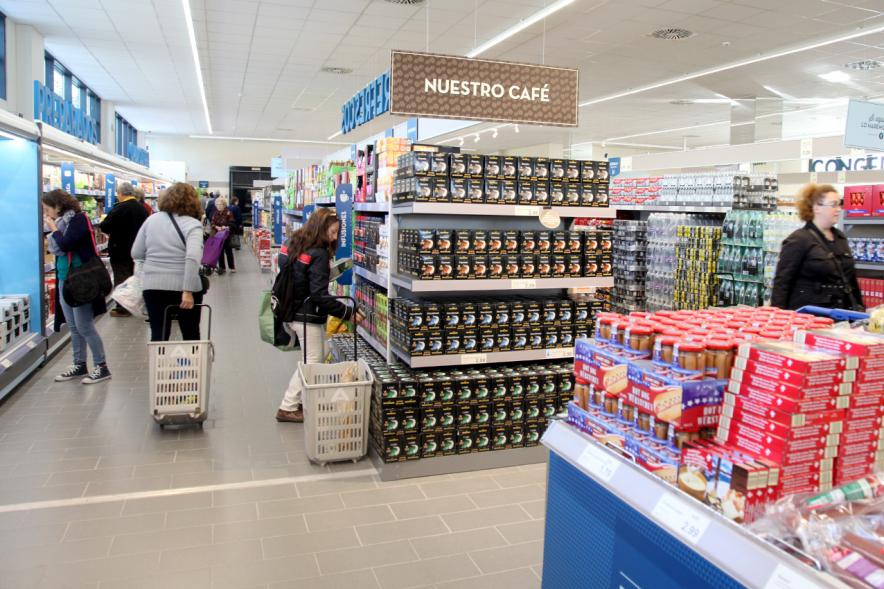 Inauguración Supermercados ALDI - Público realizando la compra en el supermercado Aldi.