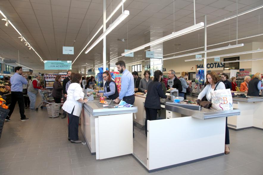 Inauguración Supermercados ALDI - Público realizando la compra en el supermercado Aldi.