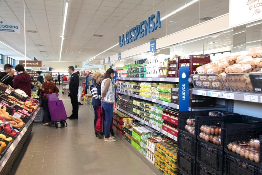 Inauguración Supermercados ALDI - Público realizando la compra en el supermercado Aldi.