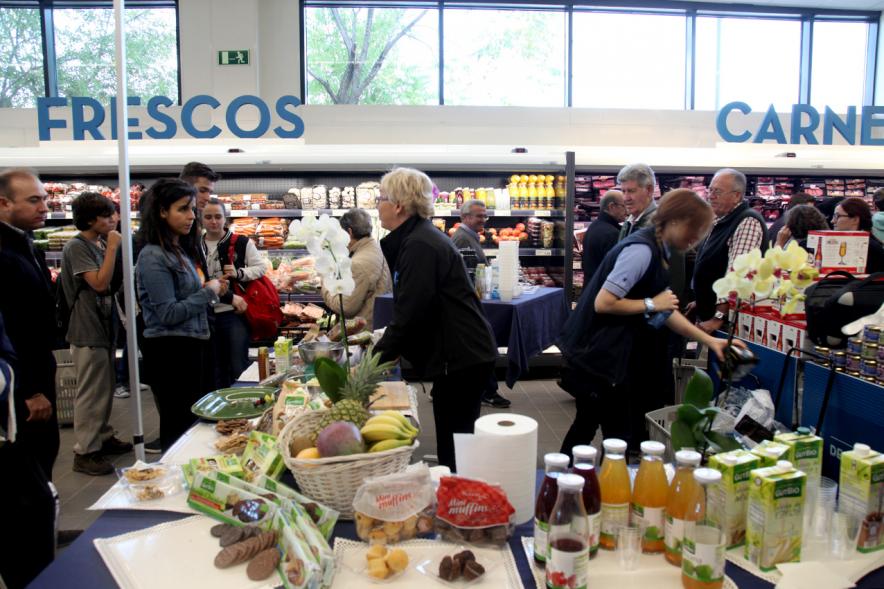 Inauguración Supermercados ALDI - Público realizando la compra en el supermercado Aldi.