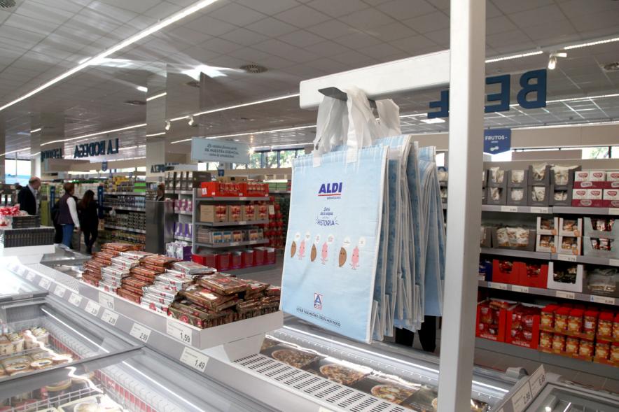 Inauguración Supermercados ALDI - Público realizando la compra en el supermercado Aldi.