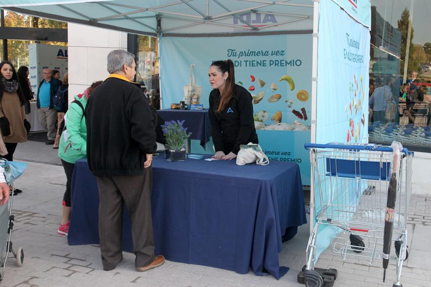 Inauguración Supermercados ALDI - Público realizando la compra en el supermercado Aldi.