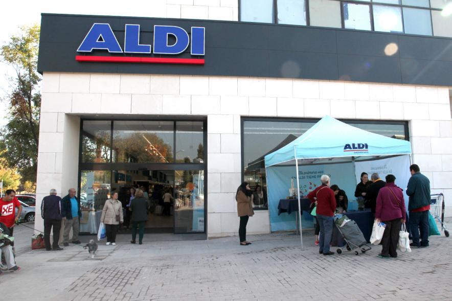 Inauguración Supermercados ALDI - Público realizando la compra en el supermercado Aldi.
