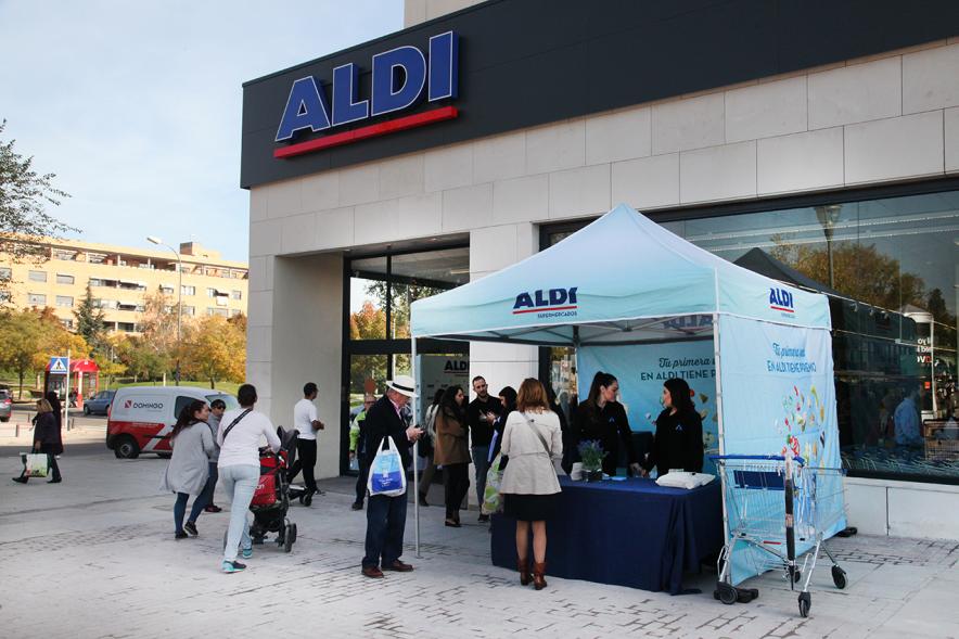 Inauguración Supermercados ALDI - Público realizando la compra en el supermercado Aldi.