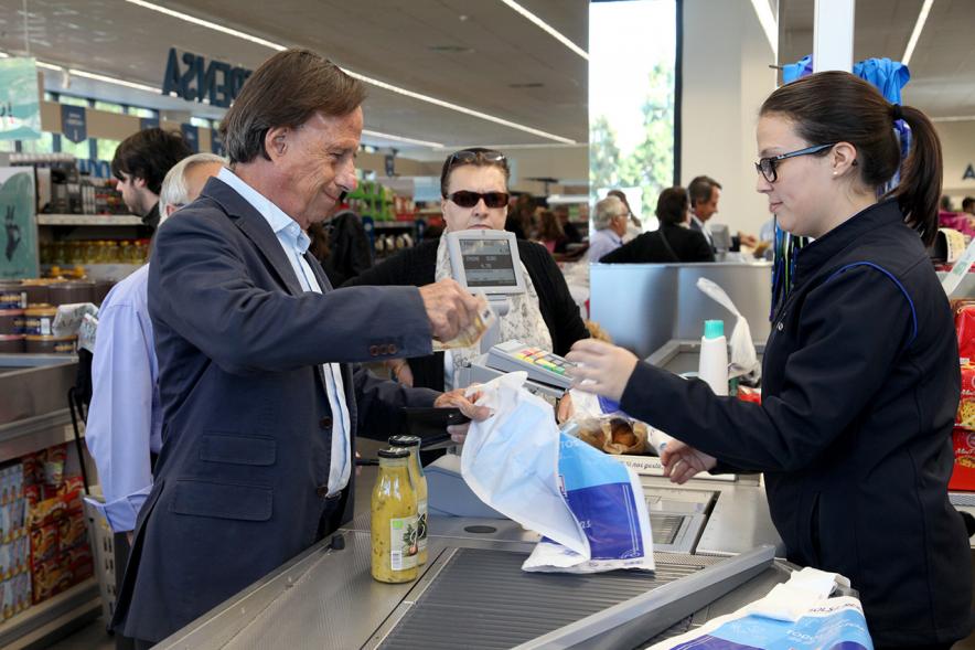 Inauguración Supermercados ALDI - El alcalde García de Vinuesa en el supermercado.